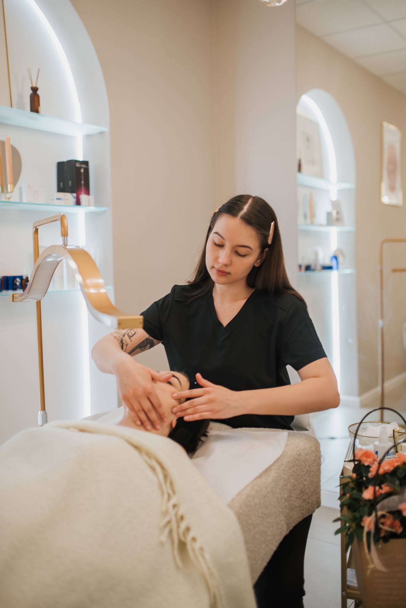 Laura Curzydło — kosmetolog Kraków Krowodrza podczas masażu kobido w LC Skin Clinic