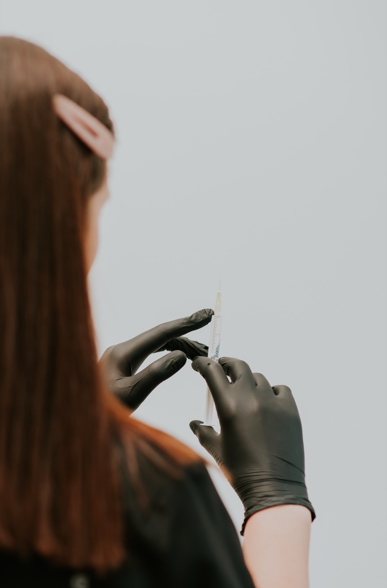 Mezoterapia igłowa Kraków — kosmetolog przygotowuje zabieg w LC Skin Clinic