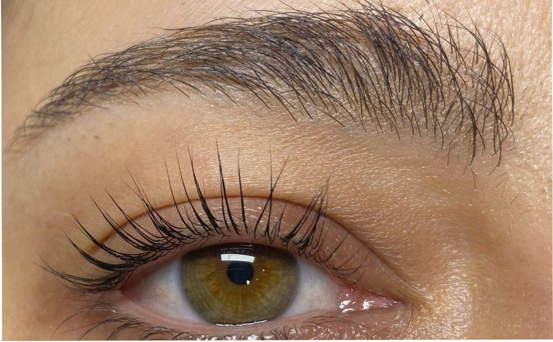 Stylizacja brwi i rzęs Kraków — laminacja brwi i koreański lifting rzęs w LC Skin Clinic