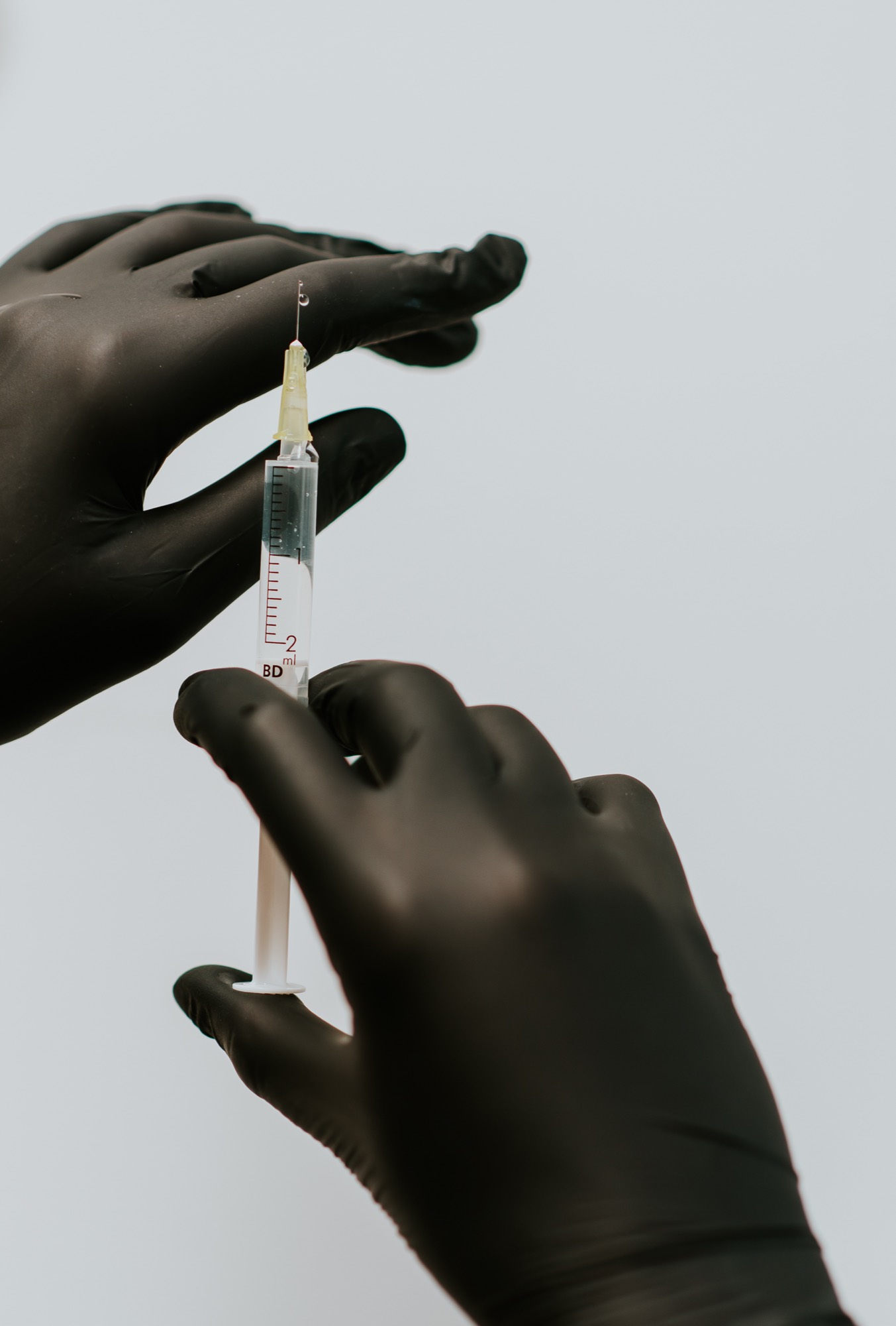 Stymulatory tkankowe Kraków — przygotowanie zabiegu w gabinecie kosmetologii estetycznej LC Skin Clinic